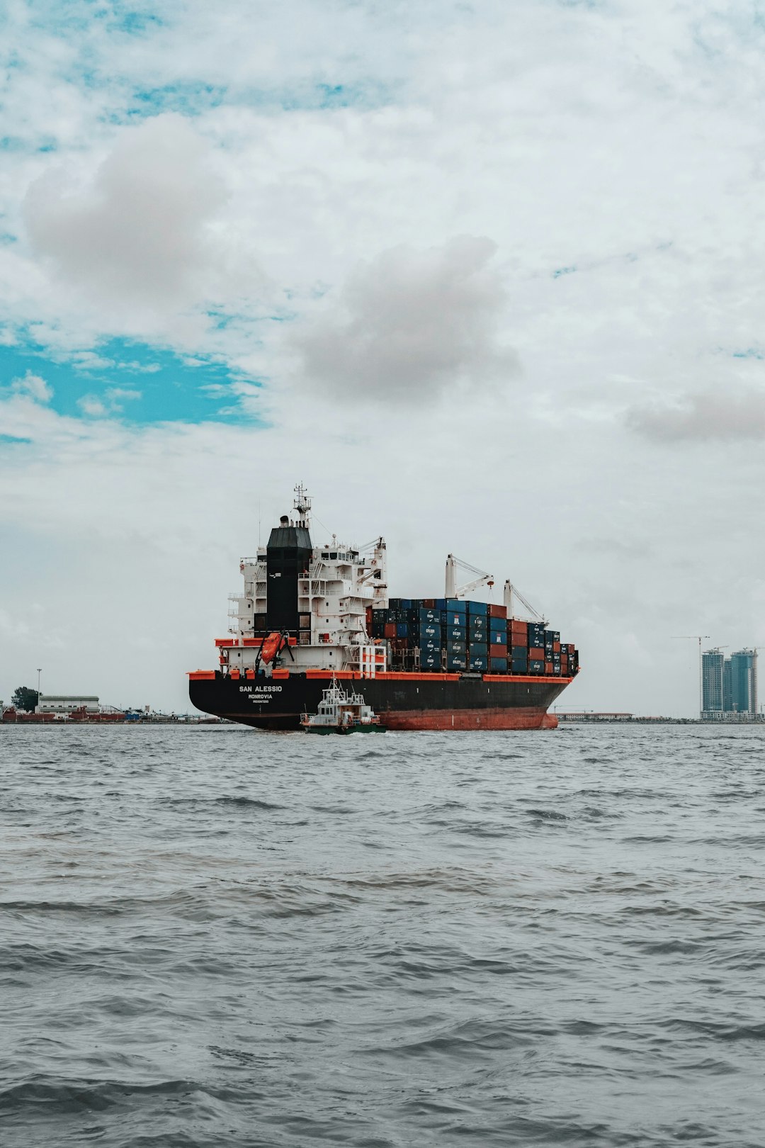 digital Ship in ocean carrying containers